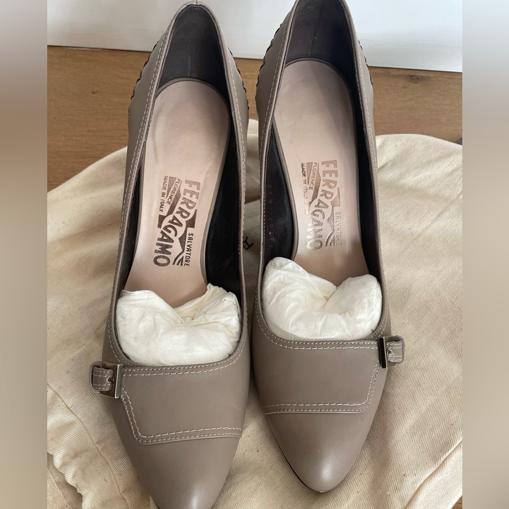 Salvatore Ferragamo Pumps in Gray